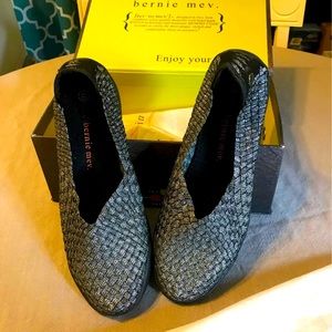 Bernie Mev stretch flats 9M